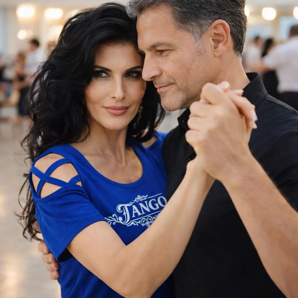 Femme avec t-shirt tango bleu dansant